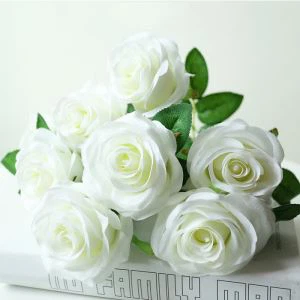 Umjetni bijeli ružičasti cvijet